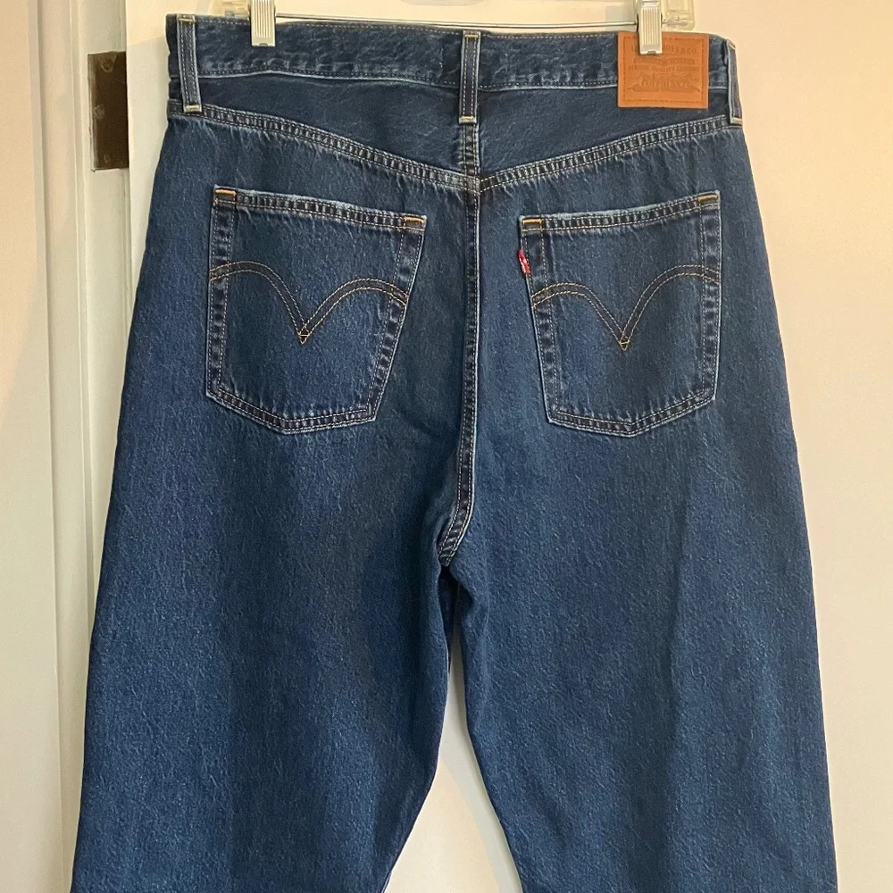 Levis - Picture 3 of 9